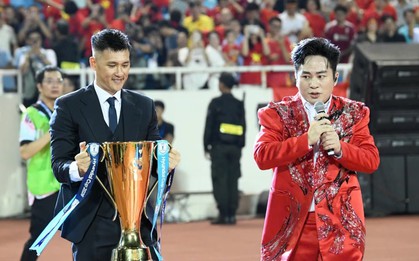 Ca sĩ vừa làm nên lịch sử bóng đá Việt: Lần đầu hát khởi động là "Việt Nam vô địch", được vinh danh trong nước ra quốc tế
