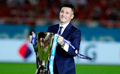 Công Vinh gây náo loạn