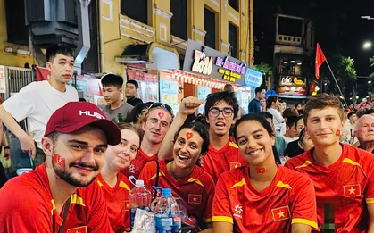 Khách nước ngoài mặc áo cờ đỏ sao vàng cổ vũ bóng đá như người Việt Nam
