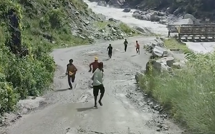 Video chạy thoát tử thần khi lũ quét như tận thế chôn vùi làng mạc Nepal