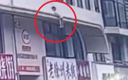 Người đàn ông dùng tay không đỡ bé gái 2 tuổi rơi xuống từ độ cao 6 mét
