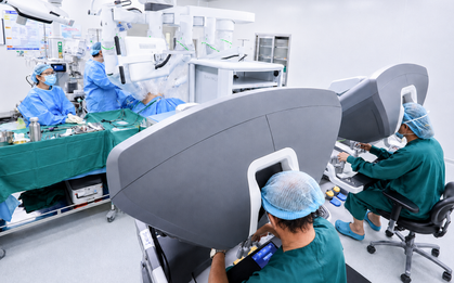Bệnh viện đầu tiên tại Việt Nam sở hữu 2 "siêu robot" Mỹ, vừa làm điều chưa từng có khi mổ ung thư