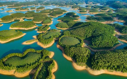 Hồ nhân tạo lớn nhất Việt Nam 23.400ha, sở hữu 1.300 đảo, chứa tới 3,9 tỷ m3 nước tạo nên phong cảnh “sơn thủy hữu tình” ví như “Hạ Long trên núi” được Sun Group nhắm tới