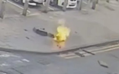 Vỉa hè bất ngờ phát nổ rồi bốc cháy khiến người đi bộ sợ hãi
