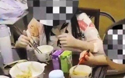 Nghe cuộc gọi khẩn cấp, cảnh sát lao đến nấu ăn cho 3 đứa trẻ bị đói trong nhà