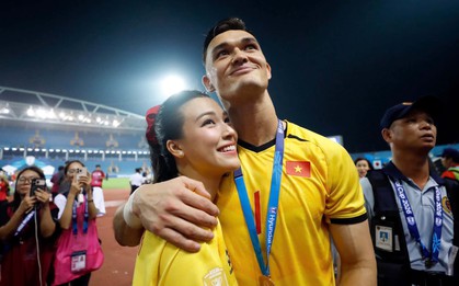 Lê Giang Patrik không nói yêu MC Hoàng Oanh nhưng mọi hành động đều là yêu trước hàng ngàn người ở sân Mỹ Đình