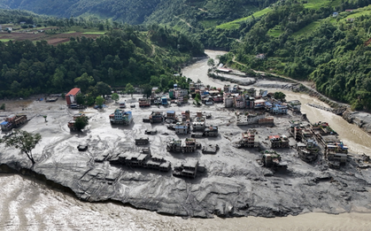 Tảng băng to bằng 28 sân bóng “trên trời rơi xuống” gây lũ quét tử thần ở Nepal