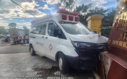 Xe cứu thương va chạm xe máy trên quốc lộ, tông đổ tường rào bệnh viện ở Hà Tĩnh