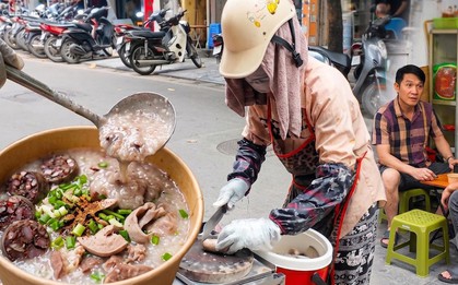 “Quán cháo lòng” đặc biệt ở phố cổ Hà Nội: Cả cửa hàng nằm gọn trên chiếc xe máy, khách muốn ăn phải… gọi điện