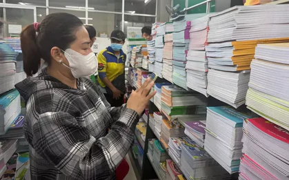 Phụ huynh xếp hàng mua sách giáo khoa trong ngày đầu nghỉ lễ