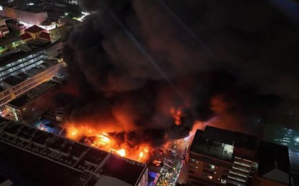 Trung tâm mua sắm nổi tiếng Bangkok (Thái Lan) cháy ngùn ngụt giữa đêm: 11 người bị thương, toà nhà biến dạng