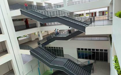Bức ảnh cầu thang "kỳ lạ" của một trường học ở TP.HCM gây chú ý: Biết lý do đằng sau, nhiều phụ huynh gật gù "quá hay"