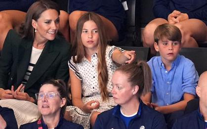 Gia đình Vương phi Kate hiếm hoi xuất hiện đủ 5 thành viên: George, Charlotte và Louis chiếm trọn spotlight