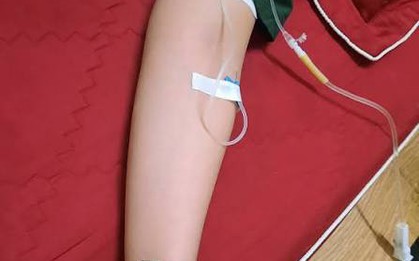 Tối mai bay châu Âu, hôm nay gọi người đến truyền dịch cho "đỡ khô": Câu chuyện bác sĩ nghe được trong thang máy Hà Nội gióng lên hồi chuông cảnh báo