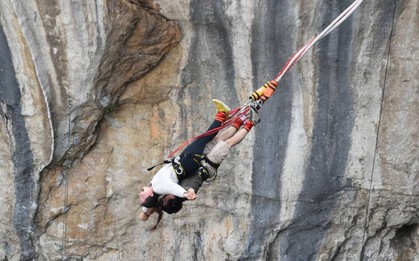 Khoá dây nhảy bungee bị đứt, cặp đôi tử vong vì rơi xuống vực sâu 100 mét trong vòng tay nhau