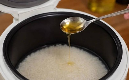 Vì sao ngày càng nhiều gia đình thích nhỏ vài giọt dầu ăn vào nồi trước khi nấu cơm?