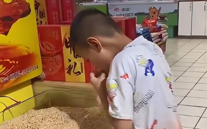 Bức ảnh chụp trong siêu thị khiến nhiều người lắc đầu ngán ngẩm: Con đáng trách 1, cha mẹ đáng trách 10