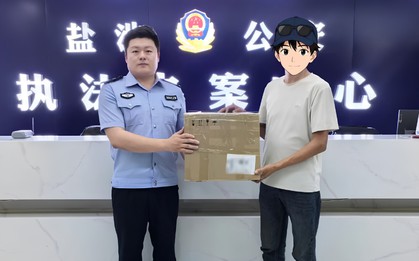 Phát hiện gói hàng chứa 503 triệu tiền mặt cùng 8 chiếc điện thoại chưa bóc seal, shipper báo công an