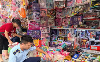 Thị trường hàng hóa Trung thu: Hà Nội tiêu hủy hàng nghìn sản phẩm bánh kẹo, đồ chơi '3 không'
