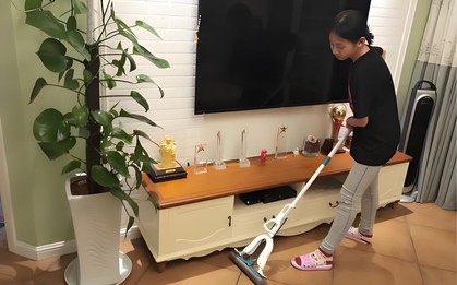 Ở nhờ nhà họ hàng, nữ sinh chết lặng khi vô tình nghe được cuộc gọi bác gái kể xấu mình với người ở quê