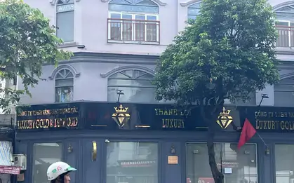 Tiệm kim cương đến hẹn mở hàng: Cửa đóng kín, bảng hiệu không bật, bên trong tối om