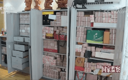 Tịch thu vàng và gần 780 tỷ đồng tiền mặt xếp chồng như kệ siêu thị tại một căn hộ