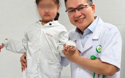 Bé 5 tuổi sinh ra có đủ ngón tay nhưng không thể cầm bút: Bác sĩ Việt "biến" ngón trỏ thành ngón cái và kết quả bất ngờ