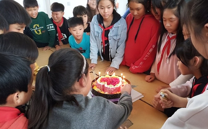 Con trai đi sinh nhật cậu bạn cùng lớp, vì 1 hành động mà ngày hôm sau người mẹ bị hội phụ huynh chặn phương thức liên lạc