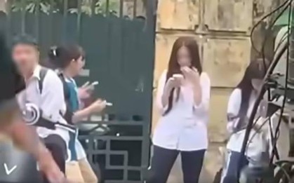 Hình ảnh một nhóm nữ sinh đang khiến các phụ huynh bàng hoàng!