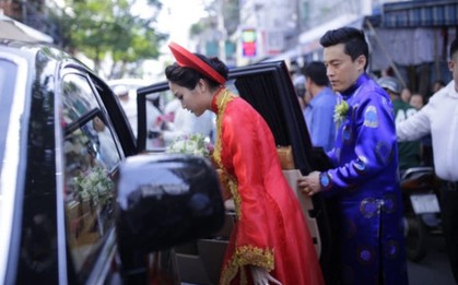 Hồi bé được thần tượng bế trên tay, lớn lên cô gái được chính idol mang Rolls-Royce 35 tỷ rước về làm vợ