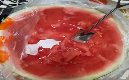 Nửa quả dưa hấu hé lộ tương lai một đứa trẻ: Cha mẹ khó trông chờ vào kiểu con cái này