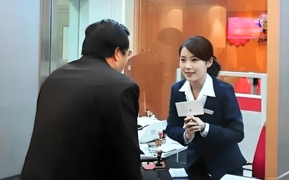 Ra ngân hàng chuyển 1,1 tỷ đồng vào tài khoản của chính mình, người đàn ông bị công an chặn giao dịch