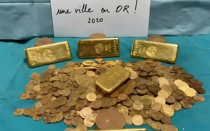 Khám xét ngôi nhà cổ, phát hiện 'kho báu' gồm 1.000 đồng tiền vàng và 5 thỏi vàng giấu trong nhiều ngăn bí mật - giá trị hơn 18 tỷ đồng