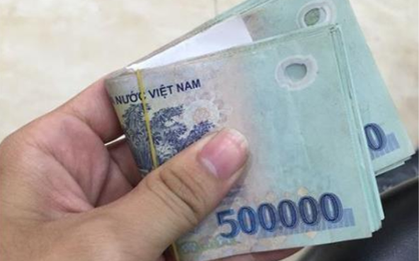 Phát hiện cọc tiền buộc dây chun nhiều mệnh giá 500k, 200k… ở đoạn đường không có camera giám sát, Trần Ngọc Hà SN 1992 lập tức tới thẳng trụ sở công an trình báo