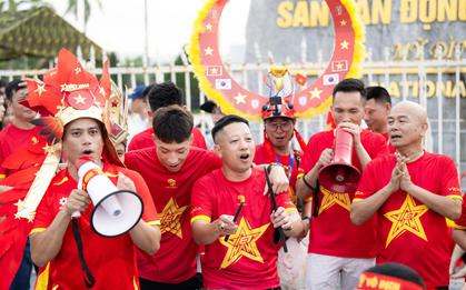 Sức nóng nghẹt thở tại Mỹ Đình ngay lúc này: Hàng ngàn CĐV sục sôi khí thế cổ vũ tuyển Việt Nam đại thắng Campuchia