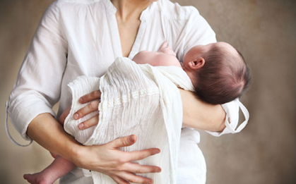 Chồng mắc ung thư đại tràng quyết định trữ tinh trùng trước xạ trị: Một năm sau cưới vợ, nay đã đón con đầu lòng