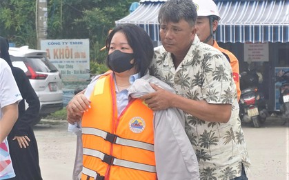 Cha òa khóc ôm con gái sống sót sau hơn 8 giờ trôi dạt trên biển: "Tôi nghĩ chẳng còn cơ hội nào nữa"