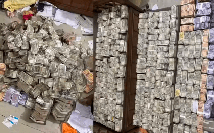 Tịch thu số vàng thỏi trị giá 450 triệu đồng, 13 tỷ đồng tiền mặt rải la liệt trong nhà của một công chức ngành mỏ đang nhận 9 triệu tiền hối lộ