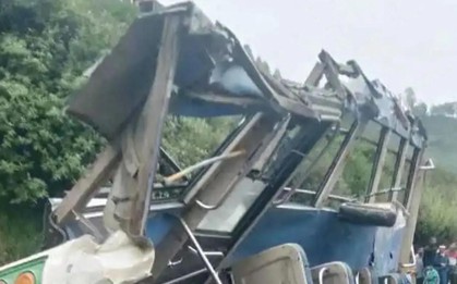 Xe buýt lao xuống vực khiến 8 người tử vong, hiện trường đau lòng