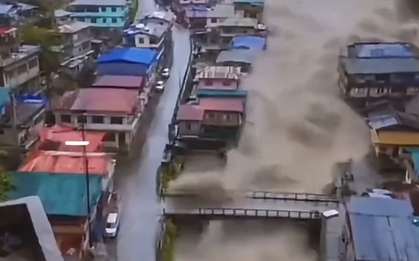 Khoảnh khắc kinh hoàng lũ đổ ập, cuốn trôi người, nhà trong khu dân cư Nepal