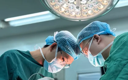 Tháo túi ngực nhiều tuần vẫn chảy dịch: Bác sĩ phát hiện loại vi khuẩn đặc biệt