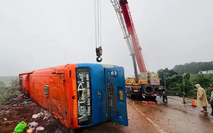 Nữ hành khách liệt 2 chân sau vụ lật xe khách ở Gia Lai