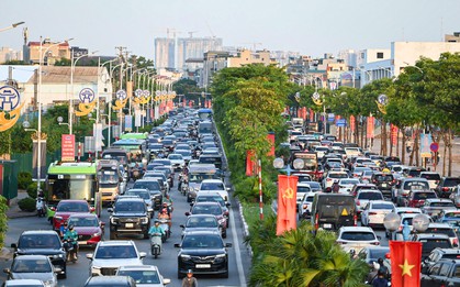 Chưa hết nghỉ lễ 2/9, cửa ngõ Hà Nội đã tắc cứng, ô tô xếp hàng dài trên cao tốc