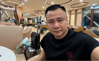 Hình ảnh NSND Tự Long lang thang ở sân bay lúc rạng sáng