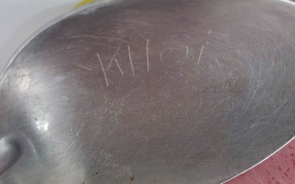 Phát hiện 2 chiếc thìa khắc tên trong 2 phần mộ liệt sĩ chưa xác định danh tính