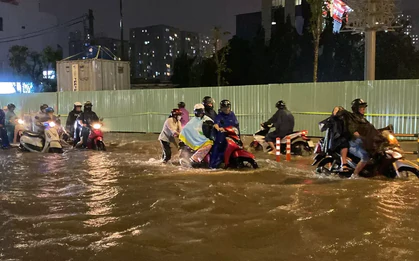 TPHCM mưa "tối trời", đường biến thành sông, người dân vật vã về nhà giờ tan tầm