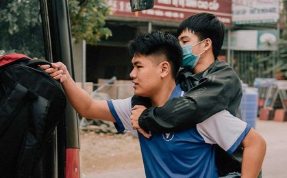 Nam sinh 10 năm cõng bạn đến trường vừa đỗ bác sĩ nội trú ĐH Y Hà Nội, 6 năm sau đã trở lại ngôi trường từng lỡ hẹn
