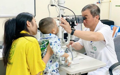 Xiên thịt đâm vào mắt, bé 3 tuổi phải mổ cấp cứu