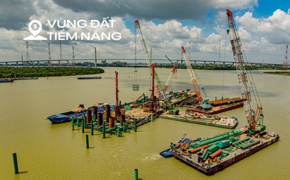 Toàn cảnh công trường cầu vượt sông tuyến đường sắt Bến Thành - Cần Giờ: Máy móc rầm rộ trên mặt nước, chuẩn bị đổ bê tông cọc đầu tiên
