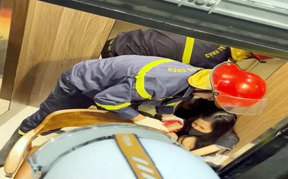 Cảnh sát giải cứu người dân mắc kẹt trong thang máy tầng 7